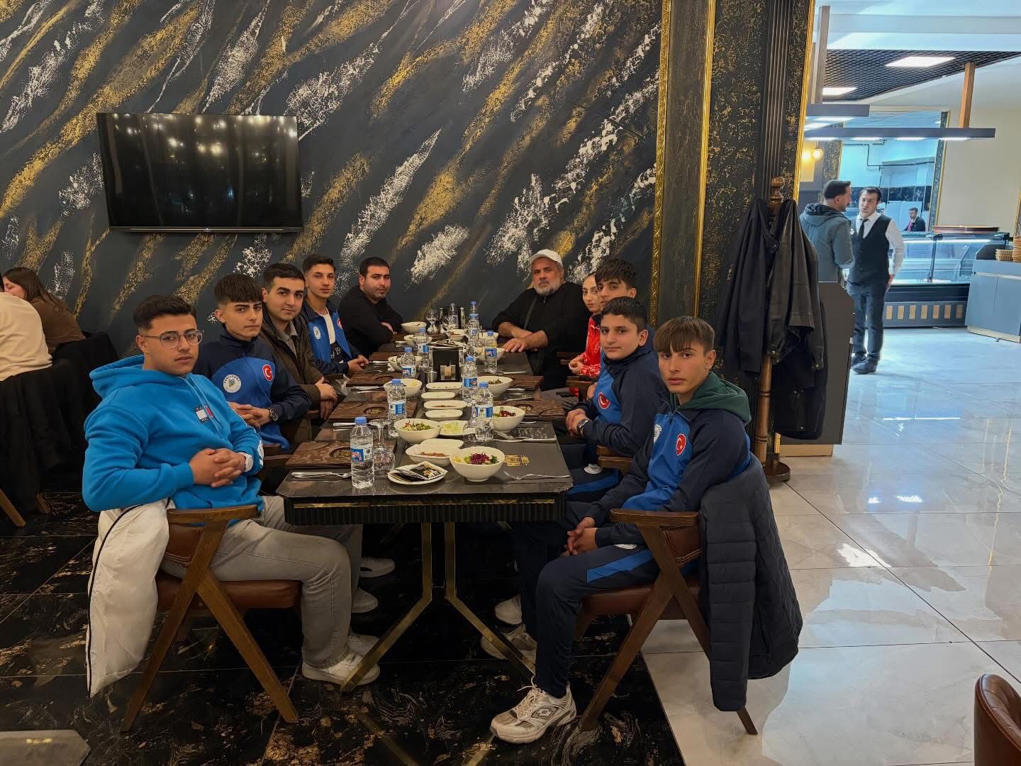 ŞAMPİYON WUSHUCULAR AKŞAM YEMEĞİNDE BİR ARAYA GELDİ