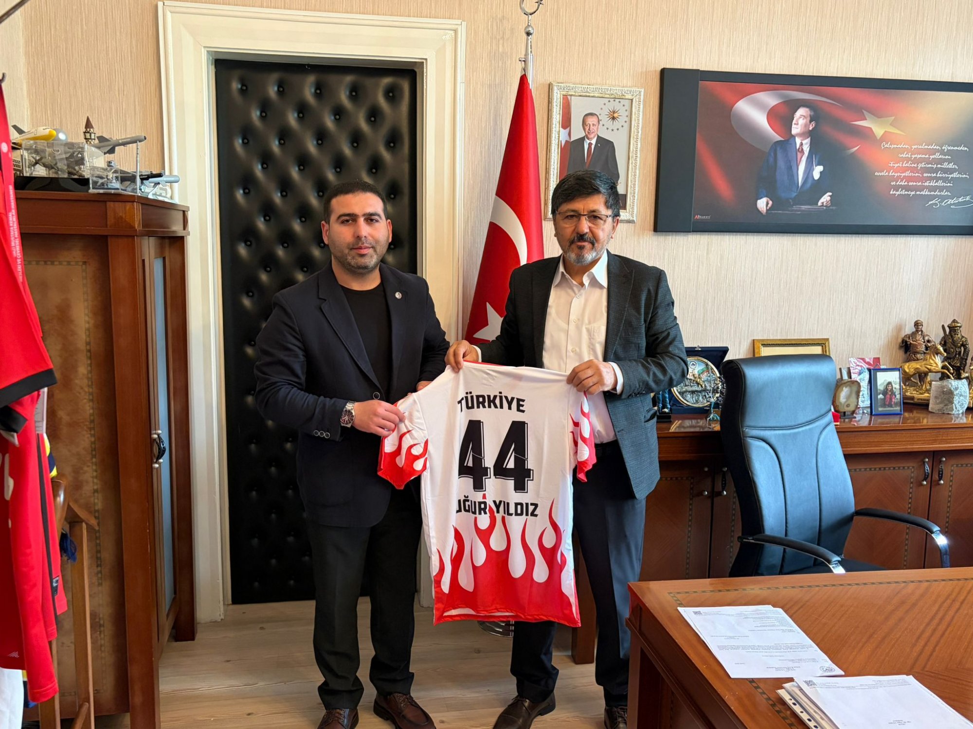 İL TEMSİLCİMİZ MALİK DİNÇ FEDERASYONUMUZUN YÖNETİM KURULU ÜYESİ BAŞHEKİM O.P.DR UĞUR YILDIZI MAKAMINDA ZİYARET ETTİ.
