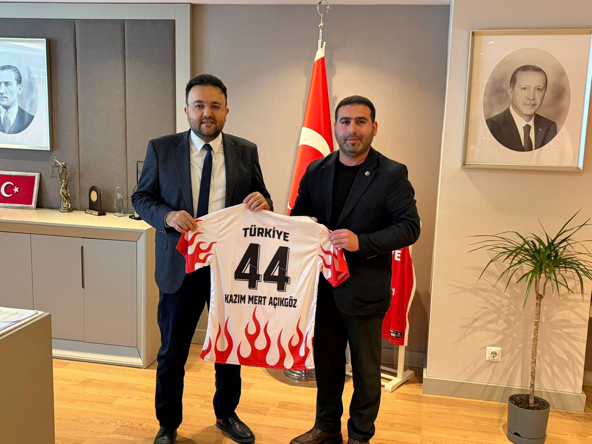 İL TEMSİLCİMİZ MALİK DİNÇ MALATYALI HEMŞERİMİZ GENÇLİK VE SPOR BAKANLIĞI REHBERLİK VE DENETİM BAŞKANI AV.KAZIM MERT AÇIKGÖZÜ  ZİYARET ETTİ.